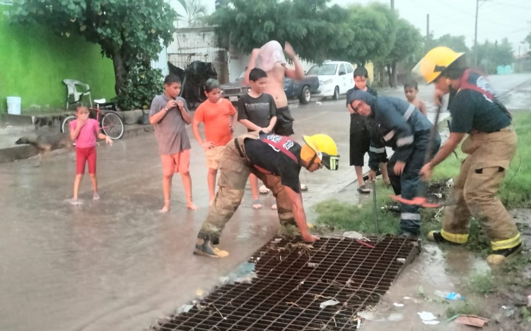 Rescatan Bomberos de Nayarit a un perro que se encontrara al interior de una alcantarilla en el municipio de Acaponeta