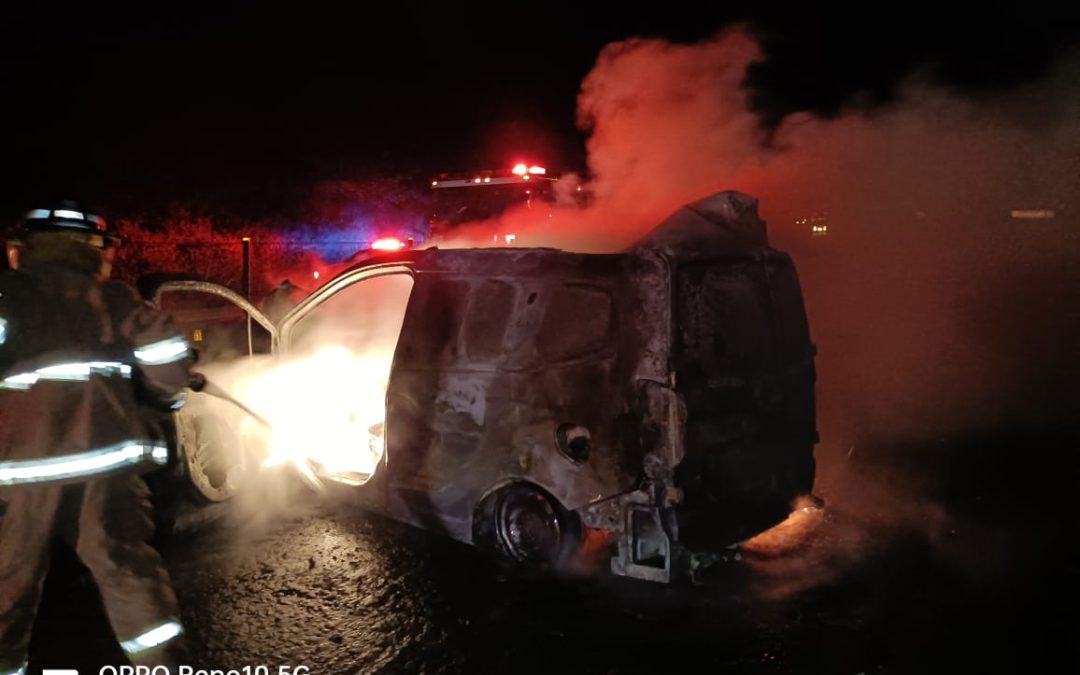 Sofocan Bomberos de Nayarit el incendio de un vehículo en la autopista 15D