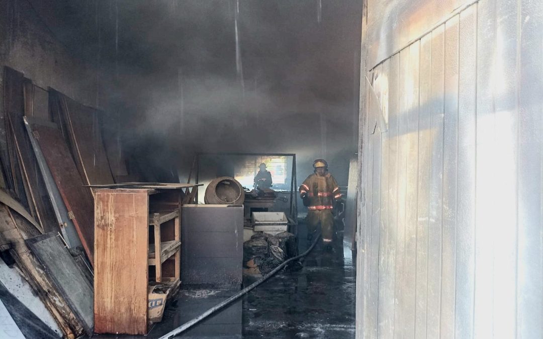 Controla y sofoca Protección Civil de Tepic incendio en comercio de la colonia El Rodeo