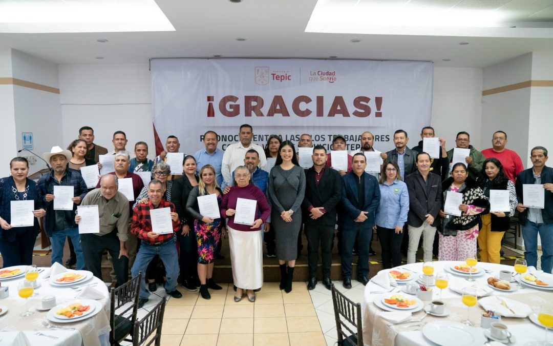 Cumple Geraldine a los trabajadores; entrega jubilación a 29 servidores públicos