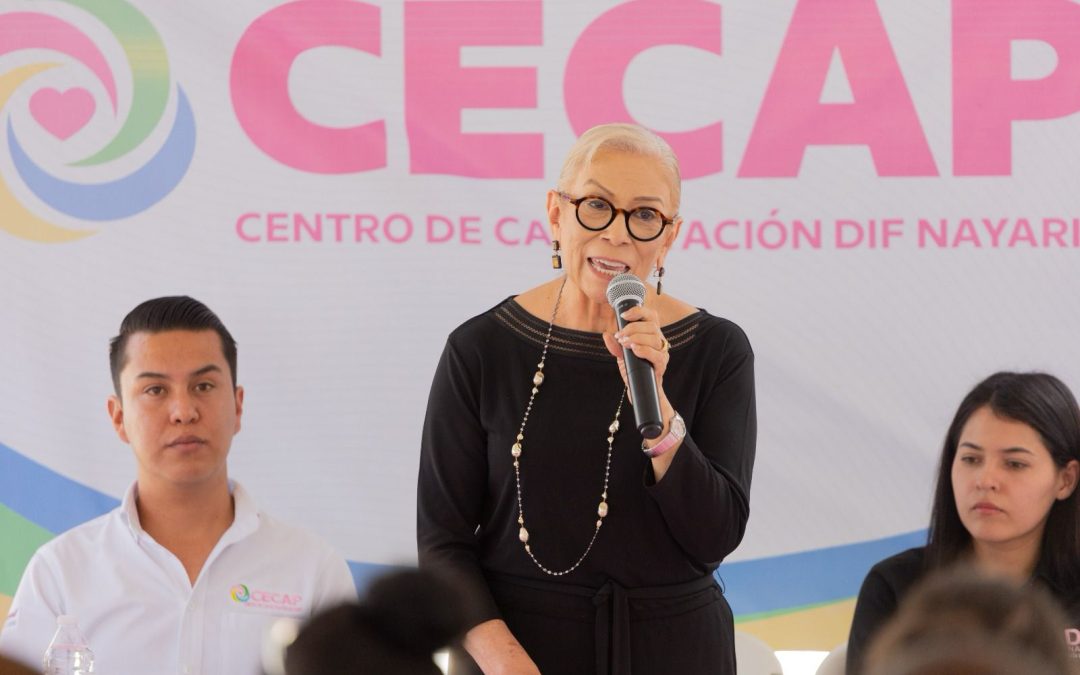 ENTREGAN APOYOS DE COSTURA Y ESTILISMO EN DIF NAYARIT