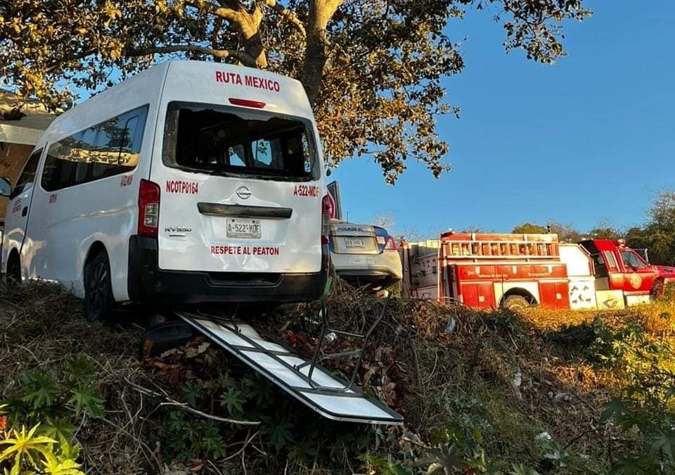 Atiende Protección Civil de Tepic a policías lesionados tras ser embestidos por combi