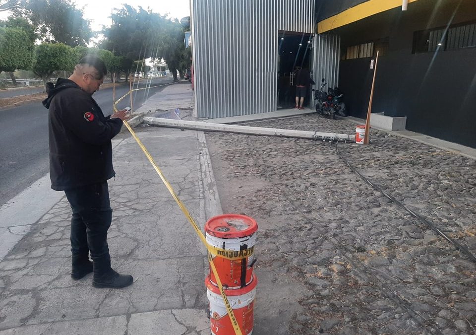 Atiende Protección Civil y Bomberos de Tepic reporte de poste caído en la Rivas Allende
