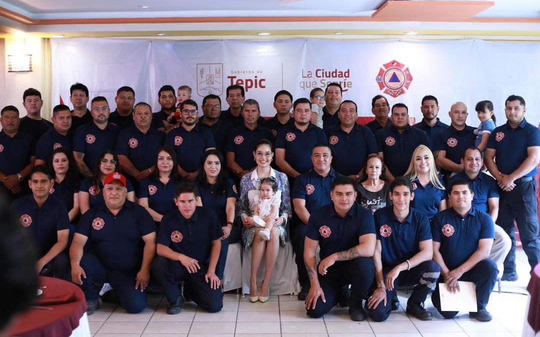 Geraldine festeja a bomberos de Tepic y les da bono por el Día Nacional del Bombero.