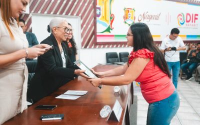 Por su ejemplo de servicio, Beatriz Estrada reconoce años de labor a personal del DIF Nayarit