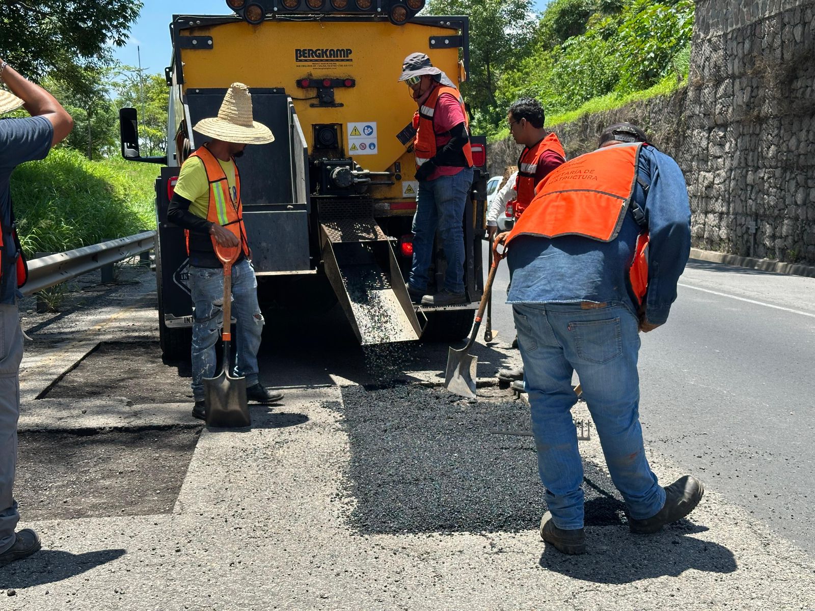 Refuerza gobierno del estado, la seguridad vial en el Libramiento de Tepic con limpieza y bacheo intensivo