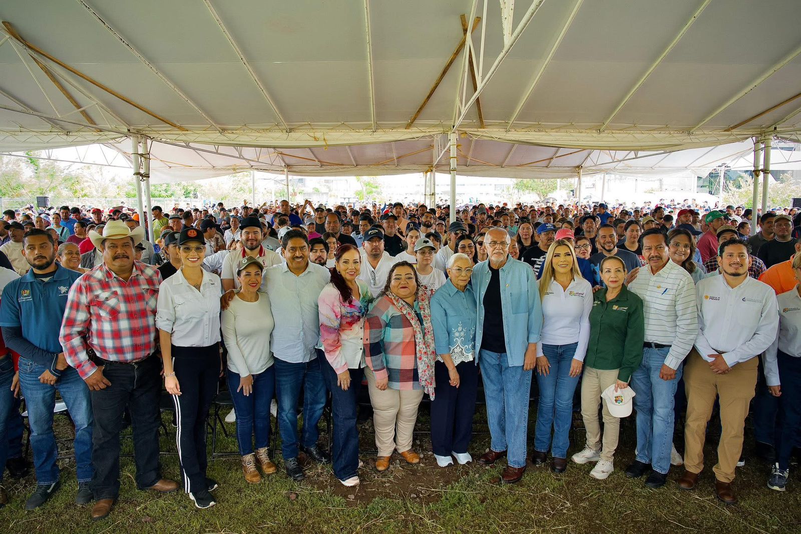 Geraldine Ponce participa en jornada de rescate del Río Mololoa