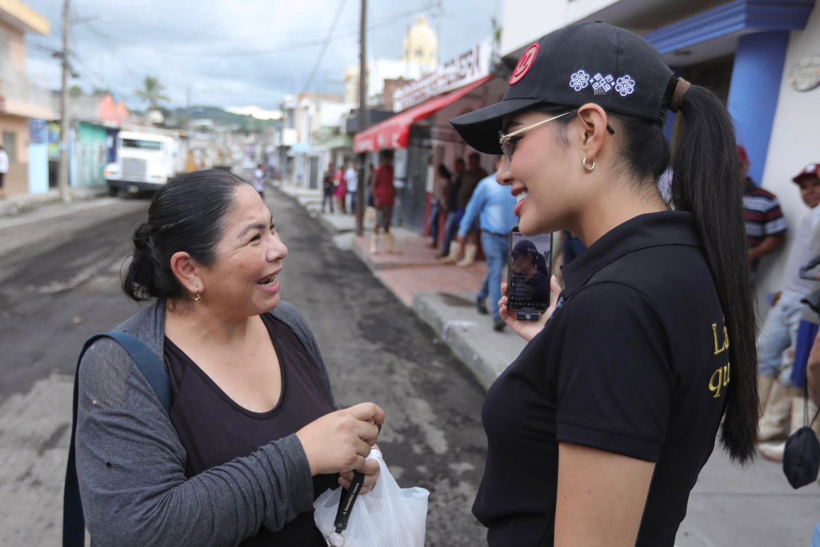 Geraldine Ponce supervisa trabajos de pavimentación en la calle Churubusco