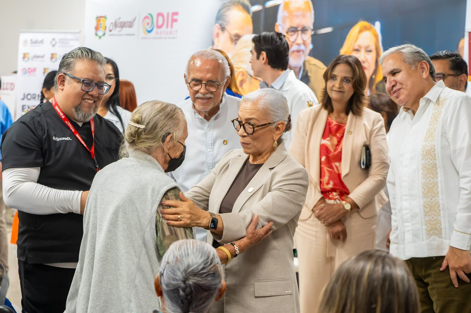 Familias reconocen a Beatriz Estrada por transformar vidas con aparatos auditivos