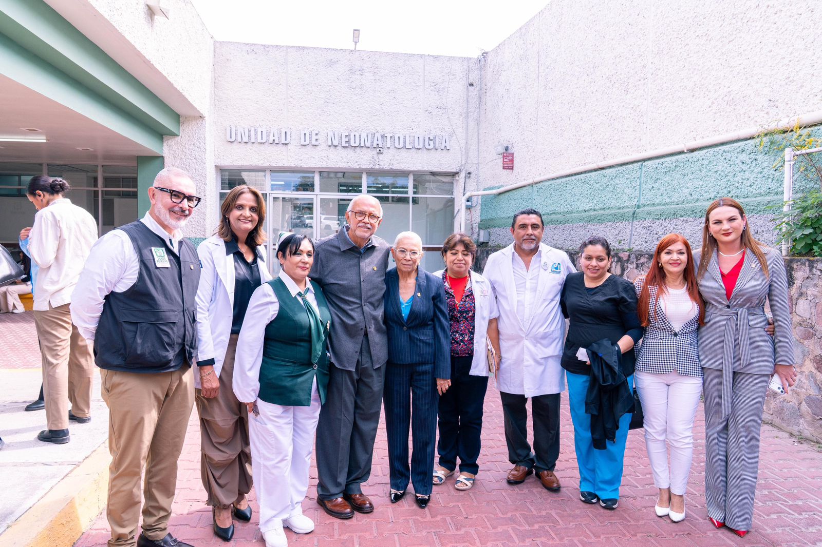 Beatriz Estrada y Miguel Ángel Navarro acompañan a familias beneficiadas con cirugías de rodilla y cadera