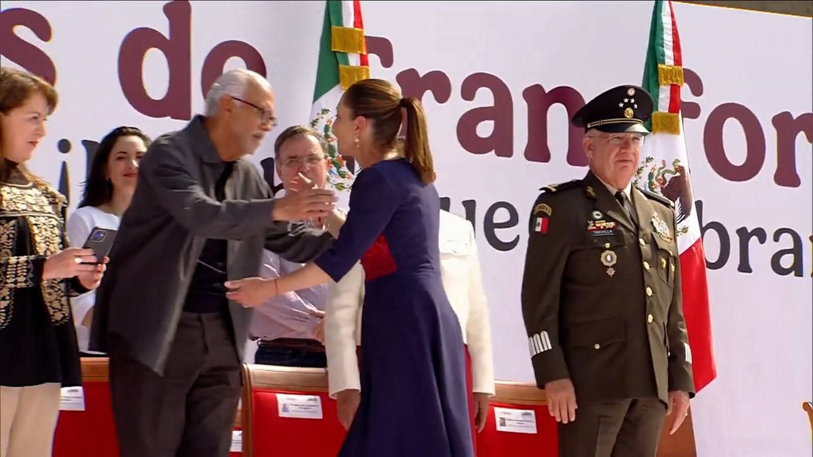 Gobernador Navarro Quintero acompañó a la presidenta de México, Claudia Sheinbaum Pardo en acto conmemorativo en el Zócalo capitalino