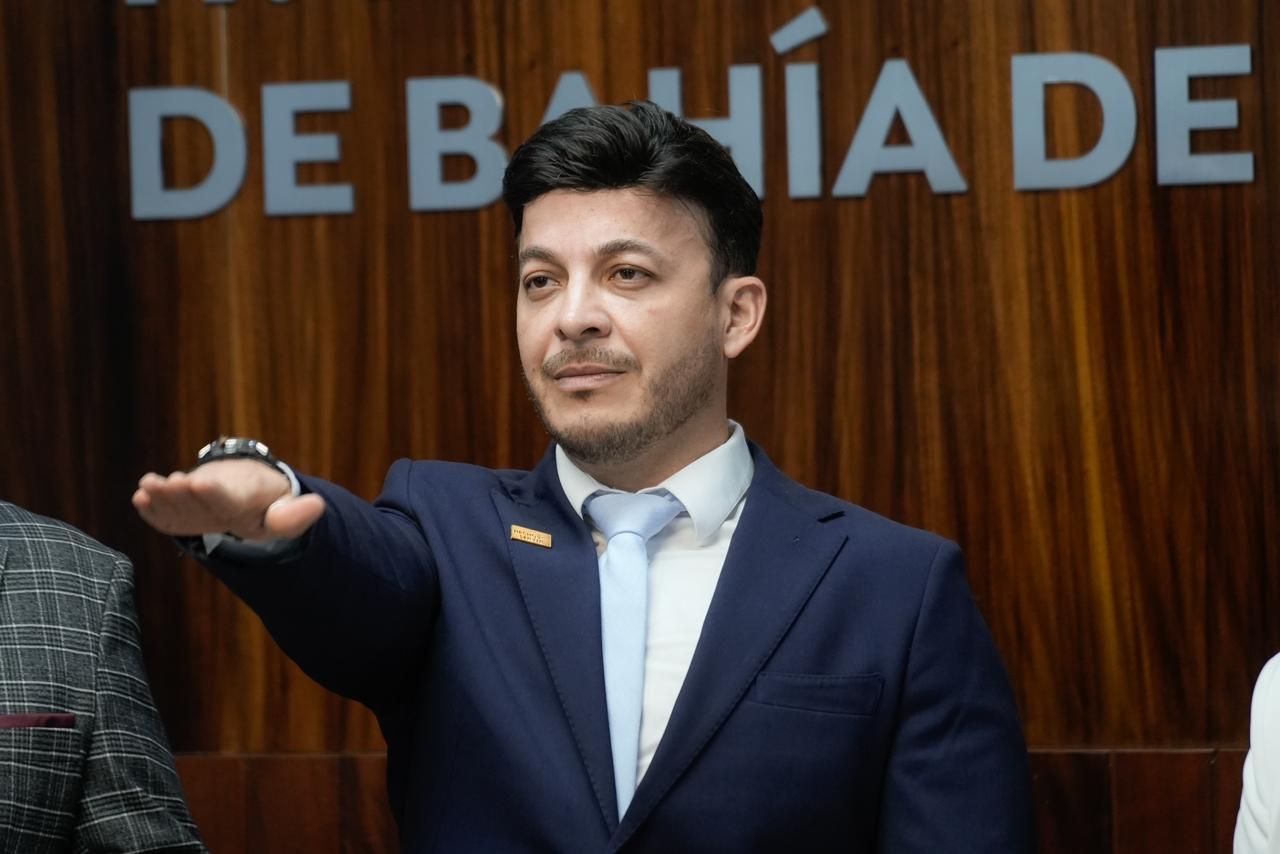 El licenciado José Israel Santillán entra en funciones como presidente municipal interino de Bahía de Banderas