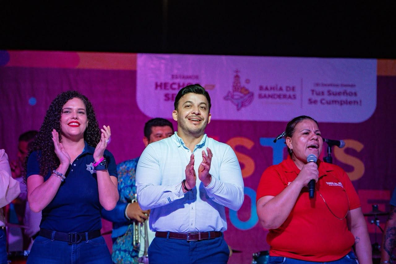 Israel Santillán acompaña a familias de Corral del Risco en el cierre de las Fiestas Patronales