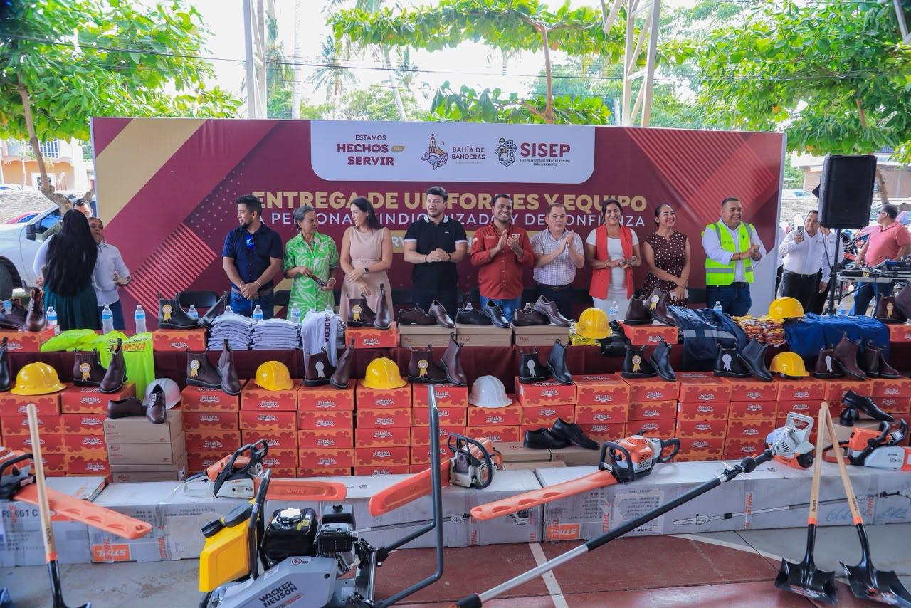 Entrega Israel Santillán uniformes, seguros y equipo a trabajadores del SISEP